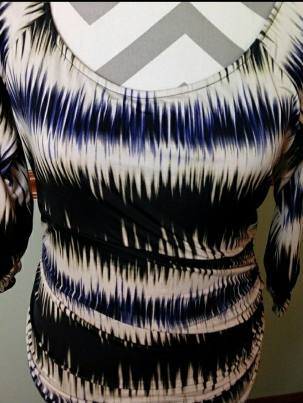 Women's Wave-Print Scoop Neck Top